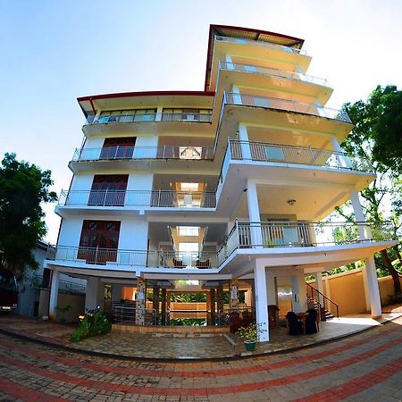 Happy Leoni Hotel Anurâdhapura Extérieur photo