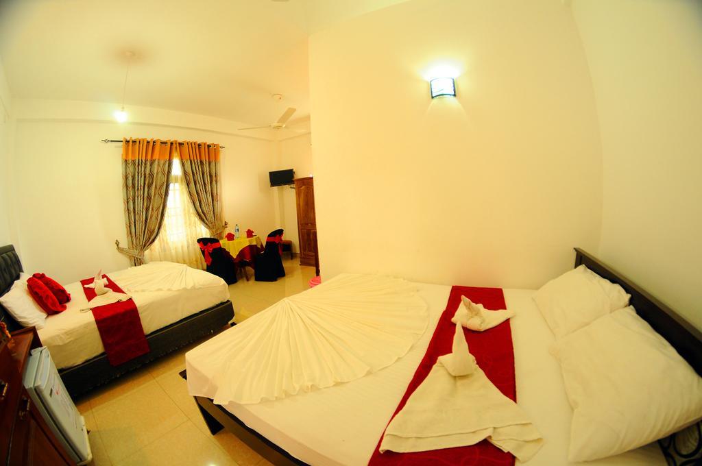 Happy Leoni Hotel Anurâdhapura Extérieur photo