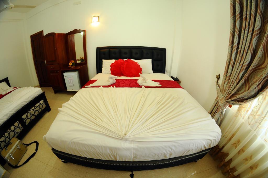 Happy Leoni Hotel Anurâdhapura Extérieur photo