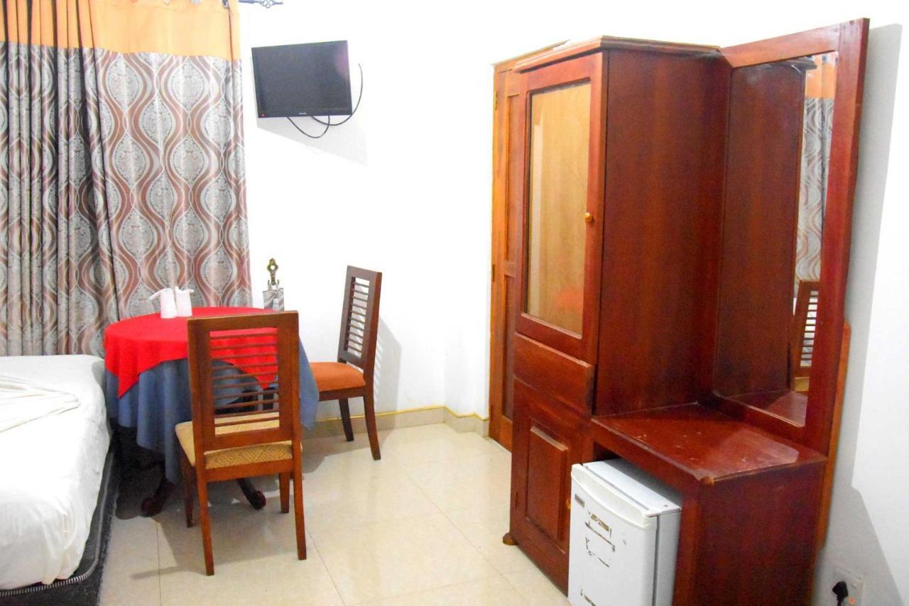 Happy Leoni Hotel Anurâdhapura Extérieur photo